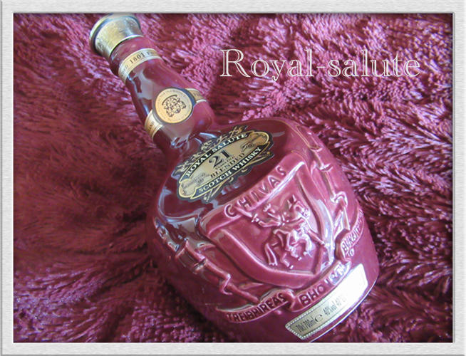 ロイヤルサルート21年 深い色と味わいのブレンデッドウイスキー】ボトル色の違いは？ROYAL SALUTE | ウイスキー 最高の銘柄を探して。。。