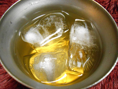 ハイボール 15分　透明グラスで氷が溶けない